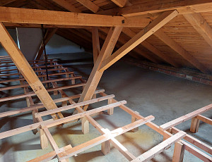 Zateplení stropu rodinného domu pomocí foukané izolace